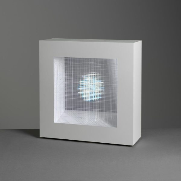Pablo Armesto. 
Pequeña esfera azul, 2026
DMF lacado, fibra óptica, pirex y led.
45 x 45 x 15 cm